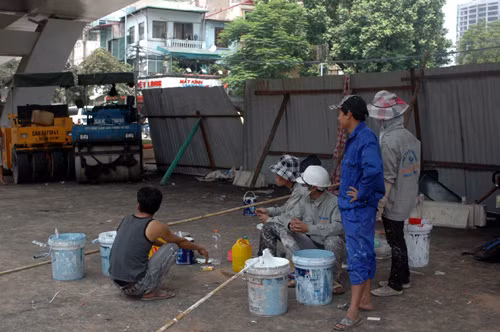 Phút nghỉ ngơi của các công nhân sơn cầu.