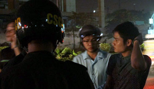 Nam thanh niên vi phạm trình bày với các chiến sĩ CSCĐ về lỗi của mình.