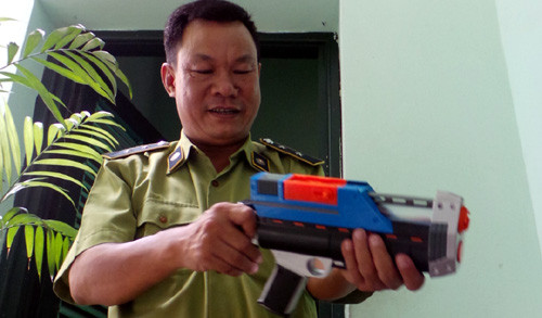 Kiểu súng nhựa đồ chơi trẻ em gây nguy hiểm.