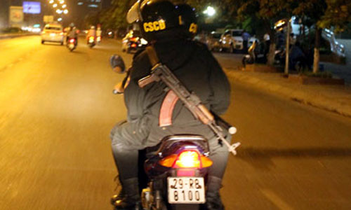 CSCĐ mặc sắc phục sẽ ngăn chặn nhóm thanh niên đua xe, khi được CSCĐ hóa trang báo.