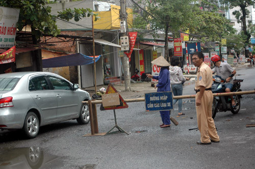 ...khiến đường 70 bị tê liệt từ đại lộ Thăng Long đến ngã tư Canh, xã Xuân Phương (huyện Từ Liêm).