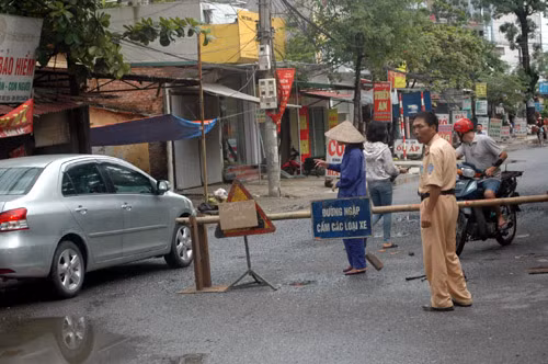 ...khiến đường 70 bị tê liệt từ đại lộ Thăng Long đến ngã tư Canh, xã Xuân Phương (huyện Từ Liêm).