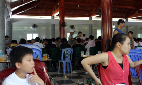 Nhà hàng Thanh Còi hàng ngày có rất nhiều khách đến ăn.