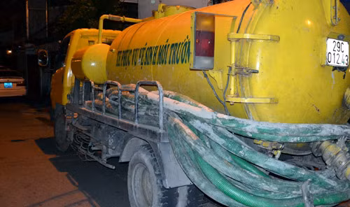 Chiếc xe chở chất thải xả xuống hố bỏ chạy bị bắt.