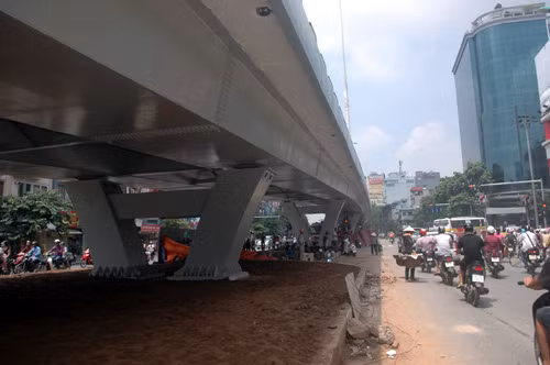 Nét uyển chuyển và mềm mại khác biệt với nhiều cây cầu vượt thép ở Thủ đô.