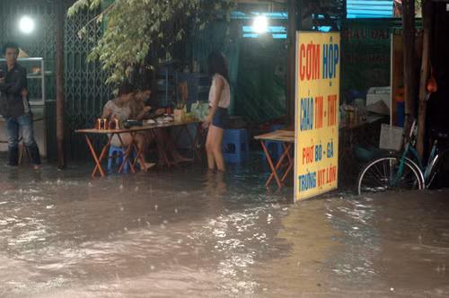 Ai mua cơm hộp bây giờ, khi cả tuyến phố Trần Bình và lối ra đường Phạm Hùng vẫn ngập.