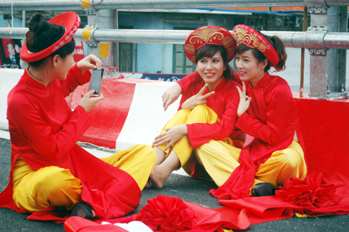 "Tạo dáng xì tin mình chụp ảnh cho nào!"