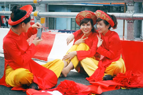 "Tạo dáng xì tin mình chụp ảnh cho nào!"