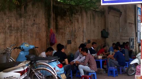 Khoảng 10m2 vỉa hè có tới 3 quán bán trà đá, thuốc lá lẻ ở phố Chùa Láng, quận Đống Đa.