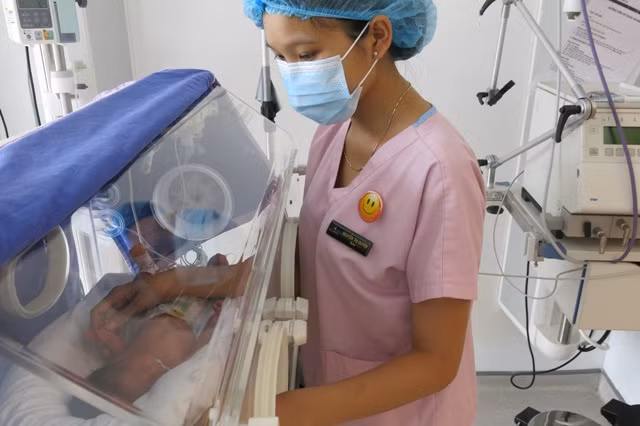 Em bé được chăm sóc thêm cho cứng cáp