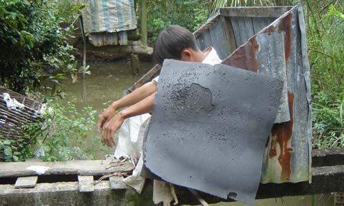 Phóng uế không hợp vệ sinh là một trong những nguyên nhân gây thấp còi ở trẻ em