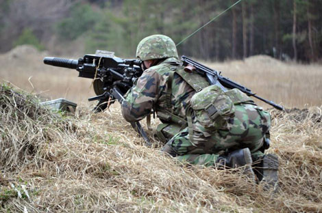 Chuẩn bị bắn súng phóng lựu liên thanh AGS-17.