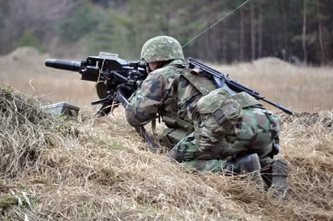 Chuẩn bị bắn súng phóng lựu liên thanh AGS-17.