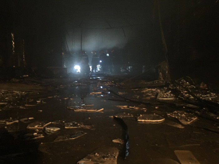 Hiện trường ngổn ngang ở quán karaoke Kingdom sau vụ cháy - Ảnh: VĂN ĐỊNH