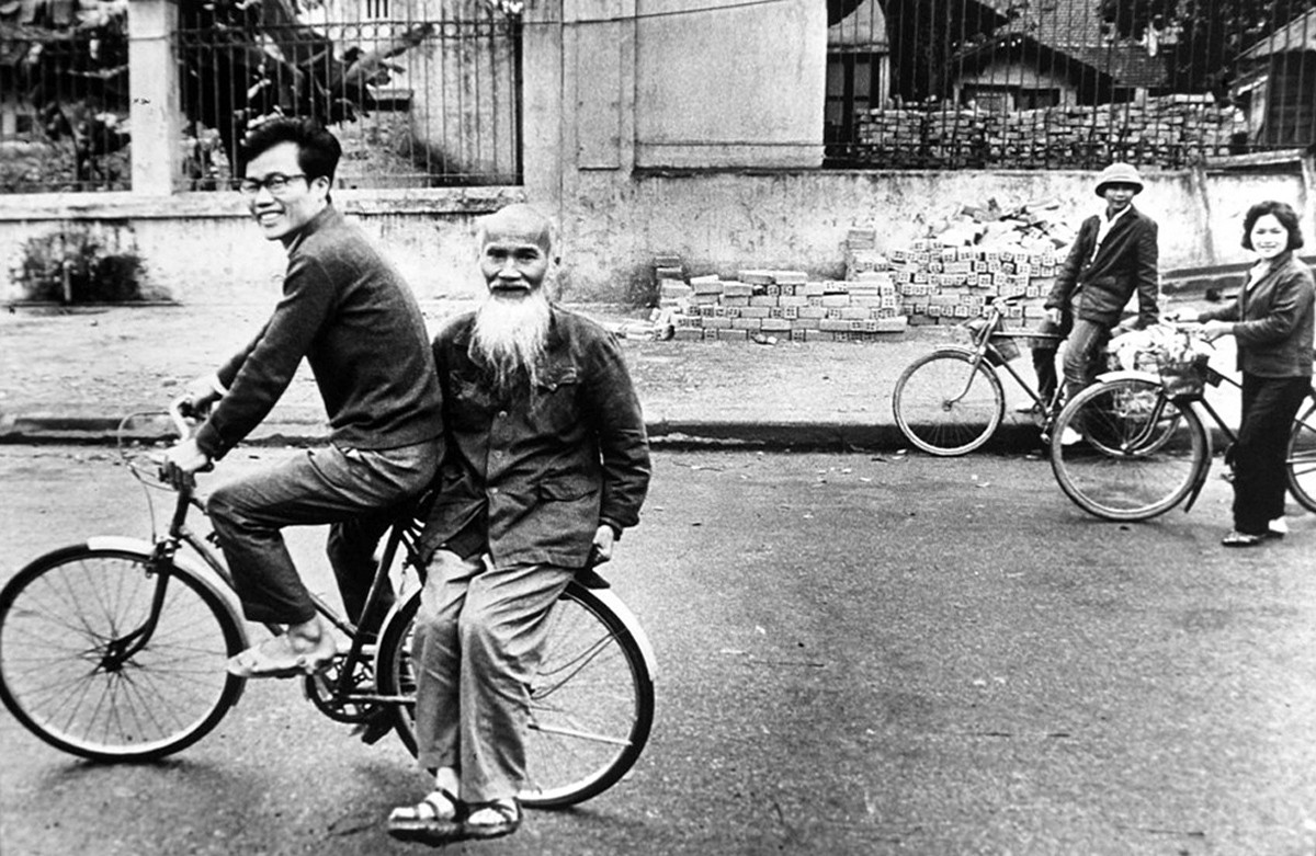 Người dân Hà Nội di chuyển trên đường phố bằng xe đạp. Vỉa hè nhiều tuyến phố ngổn ngang các chồng gạch, được dùng để tái thiết các ngôi nhà bị máy bay Mỹ tàn phá trước đó không lâu. Ảnh tư liệu.