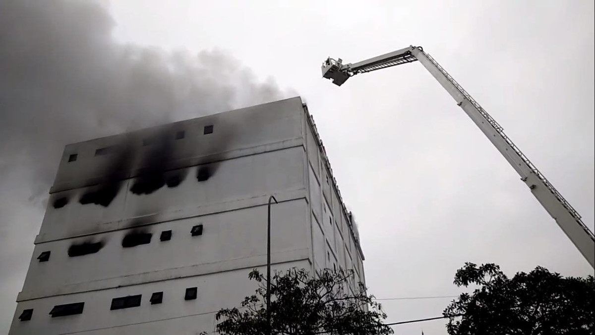 Ngay khi nhận tin báo, lực lượng Cảnh sát PCCC đã có mặt để cứu hộ cứu nạn và dập lửa. Công an TP Hà Tĩnh cũng đã điều động tối đa lực lượng để phân luồng giao thông, đảm bảo an ninh trật tự.