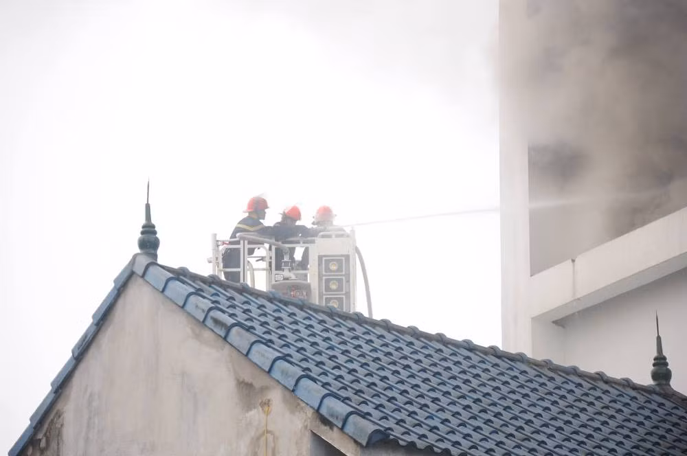 Lực lượng chữa cháy hối hả làm việc