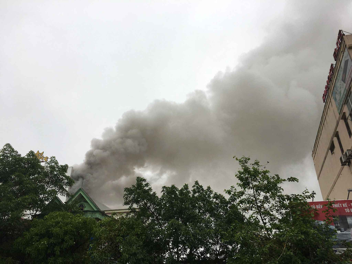 Cận cảnh hiện trường cháy quán karaoke lớn bậc nhất TP Hà Tĩnh Can canh hien truong chay quan karaoke lon bac nhat TP Ha Tinh