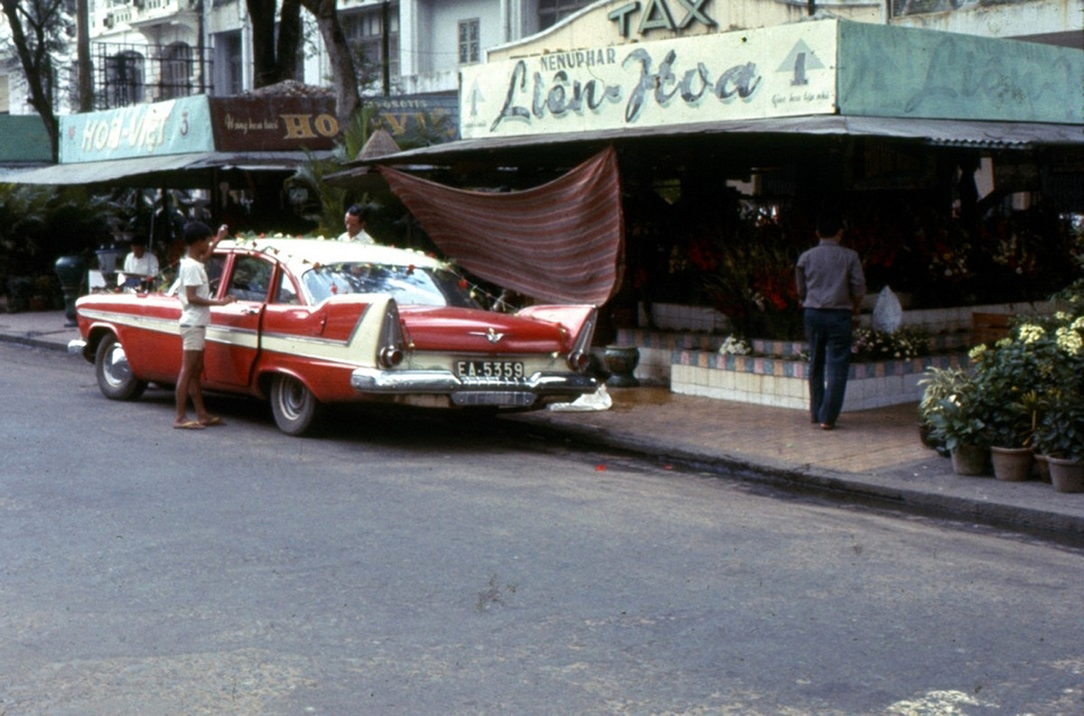 Một chiếc xe phục vụ đám cưới được trang trí bắt mắt trên đại lộ Nguyễn Huệ, Sài Gòn năm 1967. Ảnh: Thomas Southall.