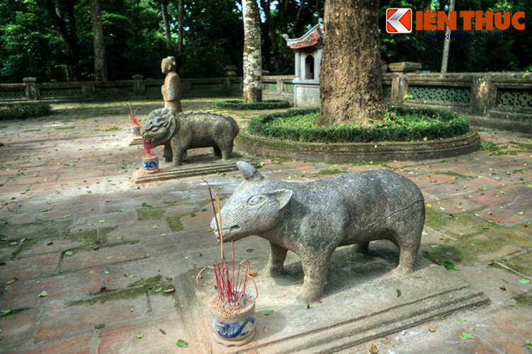 Phía trước mộ, nằm đối xứng hai bên có tượng quan hầu và bốn đôi tượng động vật. Về tổng quan, lăng vua Lê Thái Tổ có quy mô không lớn và kiến trúc khá giản dị. Dù vậy, công trình vẫn toát lên vẻ tôn nghiêm của một nơi an nghỉ dành cho bậc đế vương.