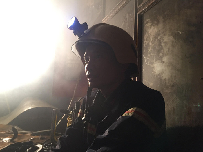 Một chiến SCPCCC vào kiểm tra hiện trường vụ cháy - Ảnh: VĂN ĐỊNH