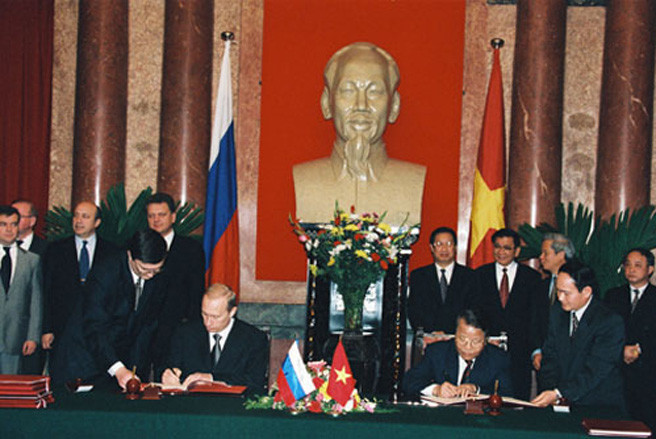 Trong chuyến thăm lịch sử này, Tổng thống Putin và nguyên Chủ tịch nước Trần Đức Lương đã cùng ký Tuyên bố chung về quan hệ đối tác chiến lược Việt Nam - Nga. Ảnh: Điện Kremlin.