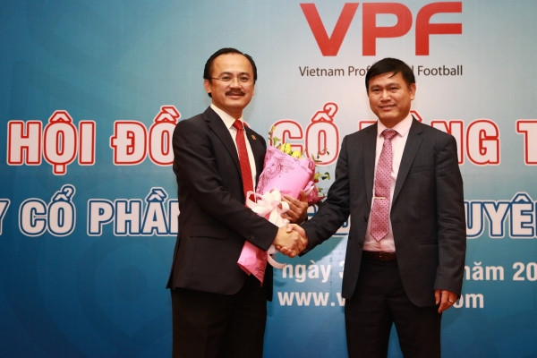 Bầu Tú (bên phải) là Chủ tịch Hội đồng quản trị VPF là sai quy trình tiến cử từ VFF?