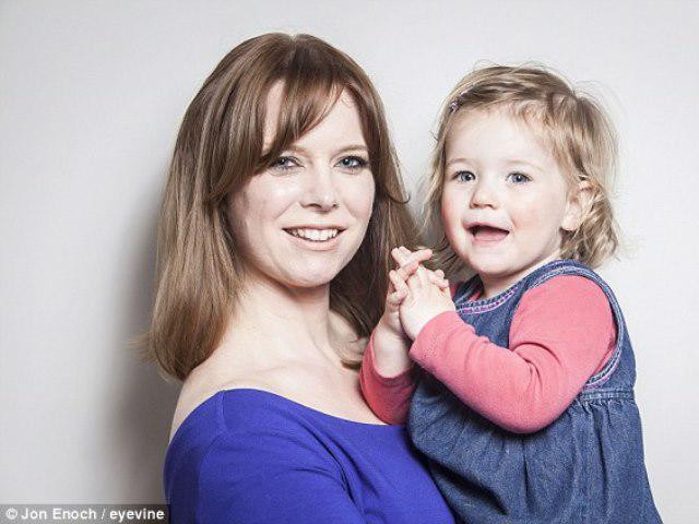 Gracie 2 tuổi và mẹ Anna. (Ảnh: Jon Enoch).