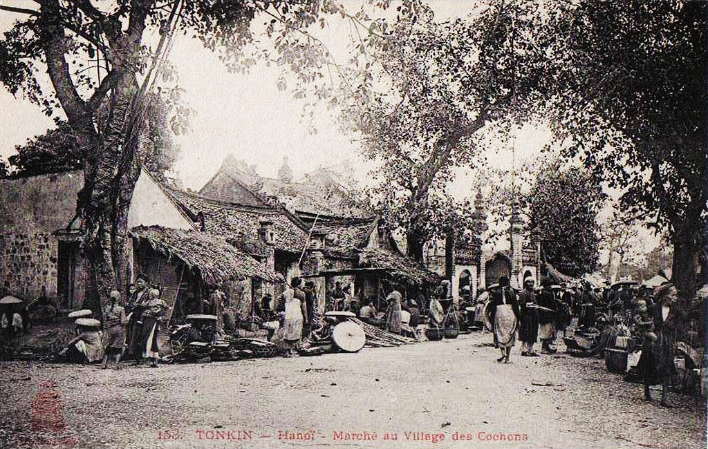 Cảnh họp chợ ở một ngôi làng phía Nam hồ Tây, Hà Nội, miền Bắc một thế kỷ trước. Ảnh tư liệu.