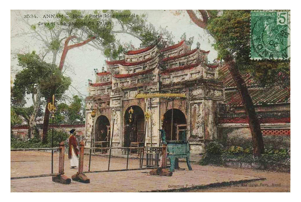 Cổng vào của một cung điện trong Hoàng thành Huế. Ảnh tư liệu.