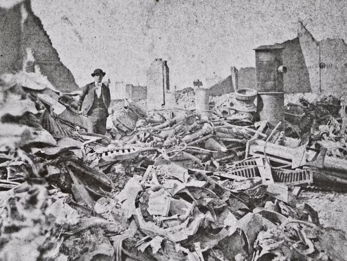 Theo thống kế vụ đại hỏa hoạn Chicago đã làm chết khoảng 300 người, phá hủy một diện tích rộng 9 km2, khiến hơn 100.000 người lâm vào cảnh mất nhà cửa. Thiệt hại kinh tế là 222 triệu USD, chiếm 1/3 tài sản của thành phố (tương đương 4 tỷ USD năm 2015). Ảnh: Urban Remains Chicago.