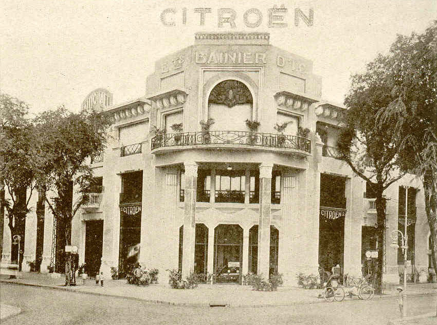 Năm 1921, giá trị nhập khẩu giảm xuống còn 13 triệu franc khi thuế nhập khẩu được hạ 50%. Vào năm 1927, chỉ riêng Nam Kỳ đã nhập khẩu 2.092 ô tô với trị giá 55 triệu franc. Ảnh: Garage xe hơi Bannier ở Sài Gòn, những năm 1930 (nay là khách sạn REX).