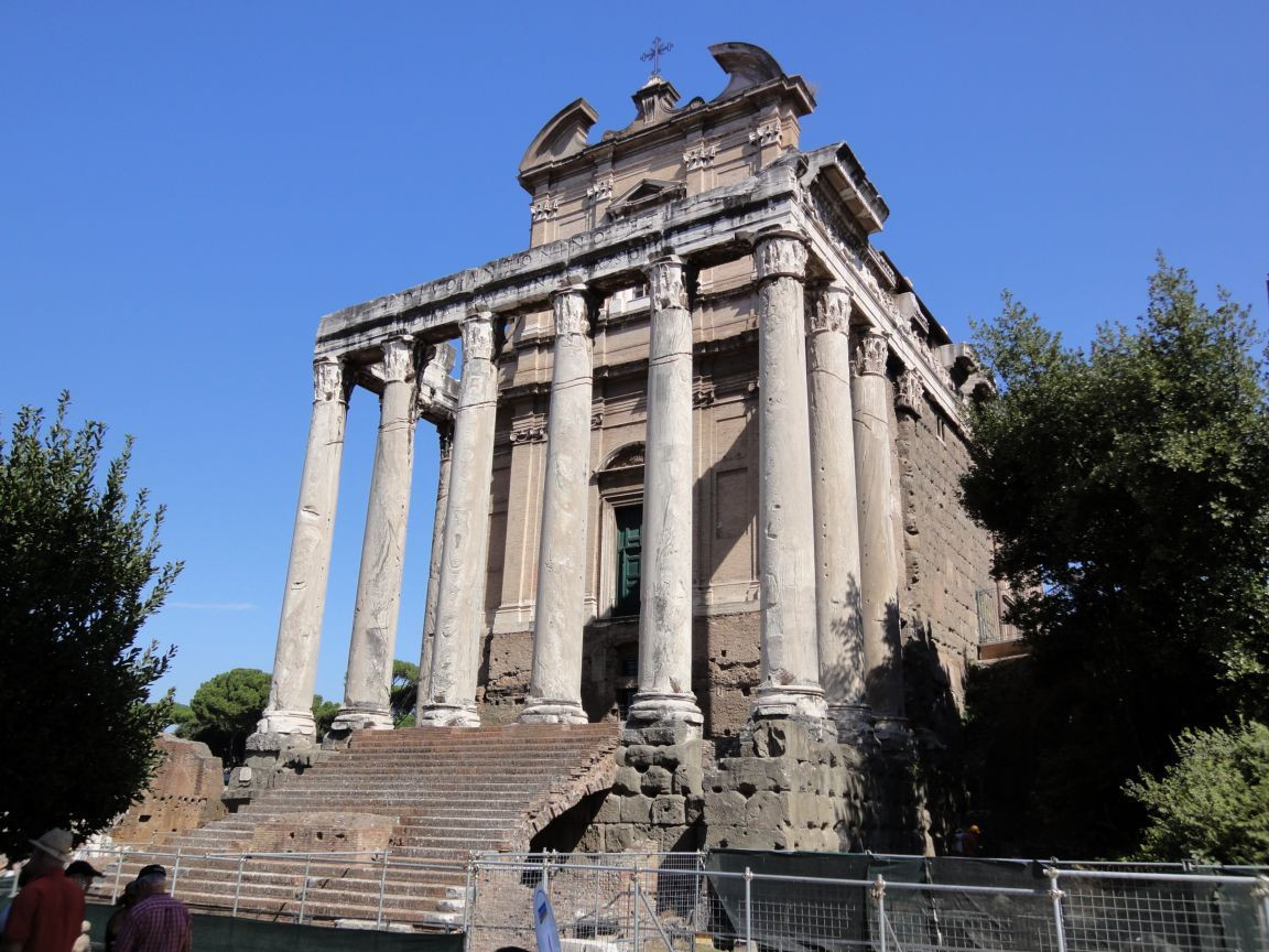 Sau vụ hỏa hoạn thảm khốc, 2/3 thành Roma bị phá hủy, bao gồm nhiều công trình quan trọng, trọng đó có đền thờ bằng đá Vestal Virgins, mà tàn tích còn lại đến ngày nay. Ảnh: Pinterest.