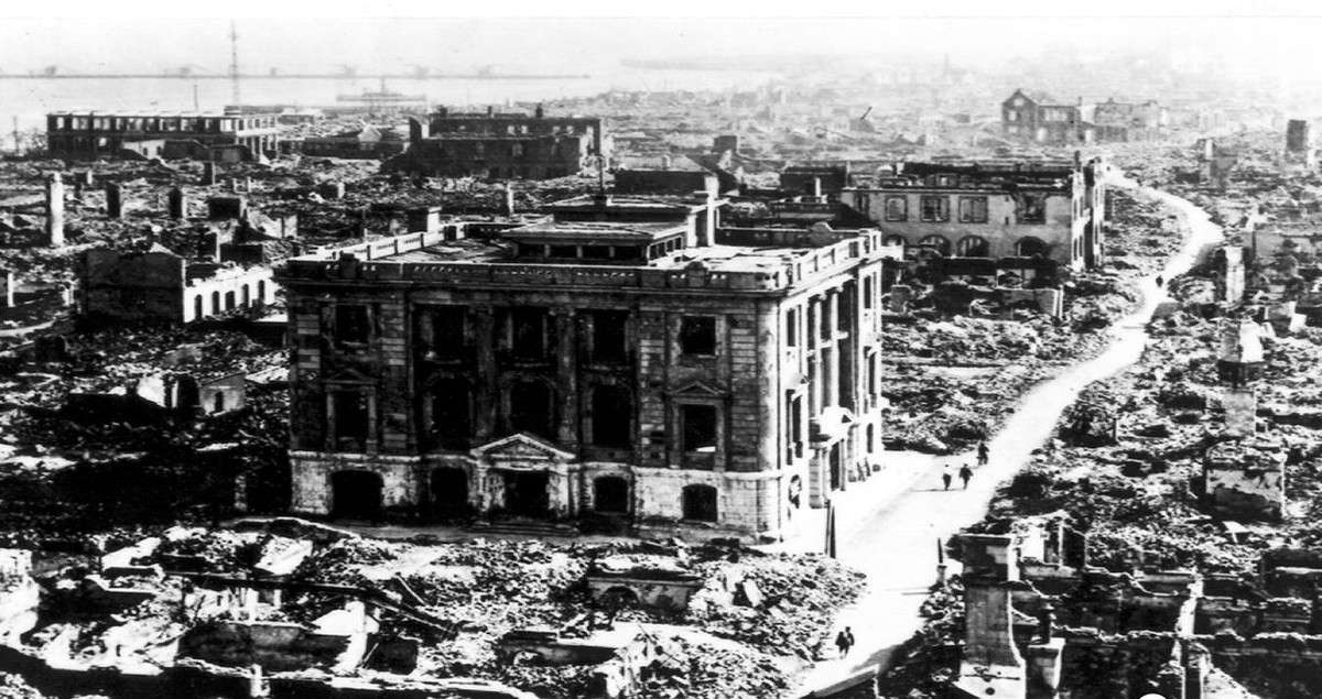 Sau thảm họa, Tokyo đã được tái thiết với nhiều công trình bê tông cốt thép kiểu châu Âu thay thế kiến trúc gỗ cũ. Nhiều đường cao tốc kiểu mới thay thế các đường phố hẹp trước đây. Ảnh: Pinterest.