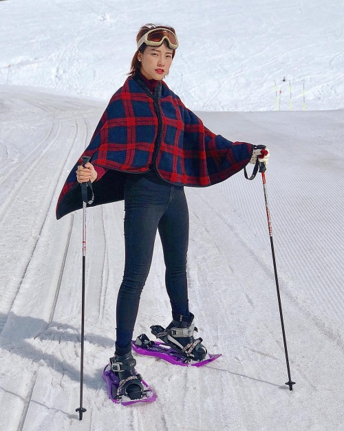 “Chị đại” Hoàng Oanh vô cùng chất ngầu khi khoác áo choàng cape sọc ca-rô đi trượt tuyết. Sau thành công của bộ phim “Tháng năm rực rỡ”, người hâm mộ nôn nóng được nhìn thấy những hoạt động nghệ thuật sắp tới của cô.