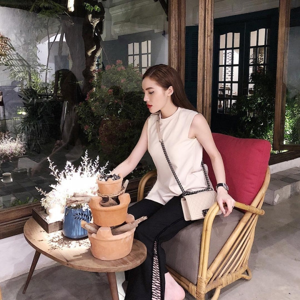 Trung thành với tông màu trung tính, Kỳ Duyên thể hiện thần thái sang chảnh với set đồ gồm áo cộc tay phối cùng quần ống loe có đan dây lạ mắt. Hoa hậu Việt Nam 2014 sử dụng túi Chanel màu beige nhằm tạo điểm nhấn cho outfit khi xuống phố.