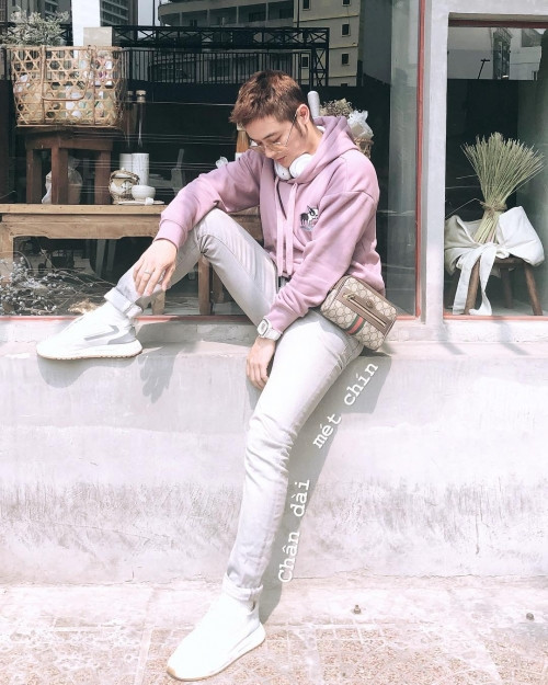 Dạo gần đây, Thanh Duy Idol có vẻ cực kỳ yêu thích gam màu hồng. Để sử dụng được tông màu thường bị đánh giá là chỉ hợp với phái nữ này, giọng ca “Lỗi ở yêu thương” thường chọn các items mang phong cách thể thao, mạnh mẽ như sweater, áo hoodie…