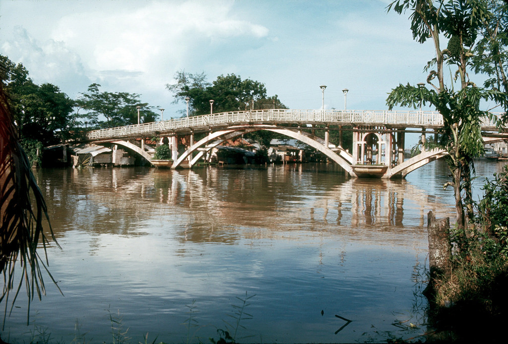 Đến những năm 1990, cầu đã xuống cấp trầm trọng và có nguy cơ sụp đổ, đồng thời mặt cầu cũng là nơi các đối tượng nghiện hút thường tụ tập tiêm chích. Trước tình hình này, cây cầu lịch sử của Sài Gòn xưa đã bị dỡ bỏ. Ảnh tư liệu.