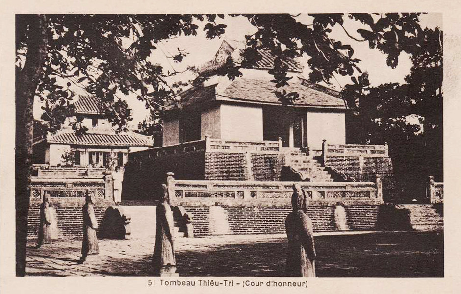 Nhà bia của lăng vua Thiệu Trị, phía sau là lầu Đức Hinh, ngày nay chỉ còn phần nền móng.