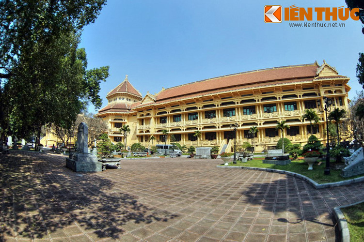 Bảo tàng Lịch sử Quốc gia vốn là viện bảo tàng thuộc trường Viễn Đông Bác Cổ, nơi người Pháp trưng bày những đồ cổ thu thập từ các nước ở Đông Nam Á. Đây là một trong những công trình kiến trúc thuộc địa tiêu biểu của Hà Nội.