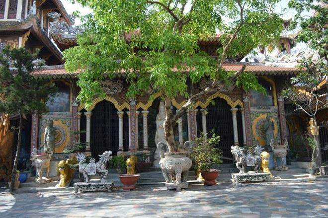 Gian chánh điện chùa.