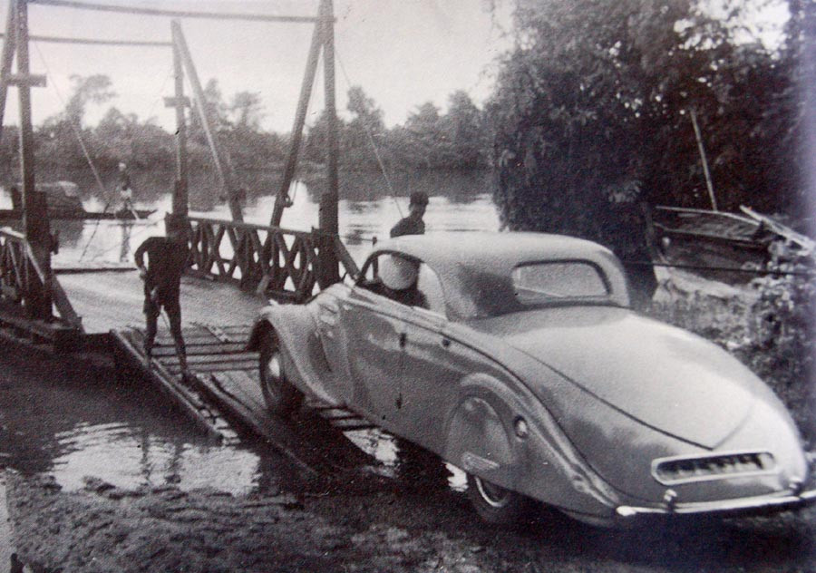 Một hệ quả khác của sự phát triển giao thông đường bộ là chính quyền thuộc địa phải cải thiện mạng lưới đường cao tốc của các vùng, thay thế những cây cầu gỗ cũ bằng cấu trúc bê tông cốt thép vững chắc, cho phép sự hoạt động của xe tải. Ảnh: Một chiếc xe qua phà.