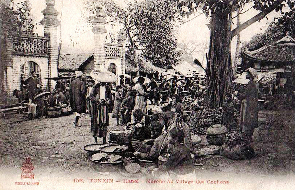 Những người phụ nữ bán hàng ở khu chợ phía Nam hồ Tây. Ảnh tư liệu.