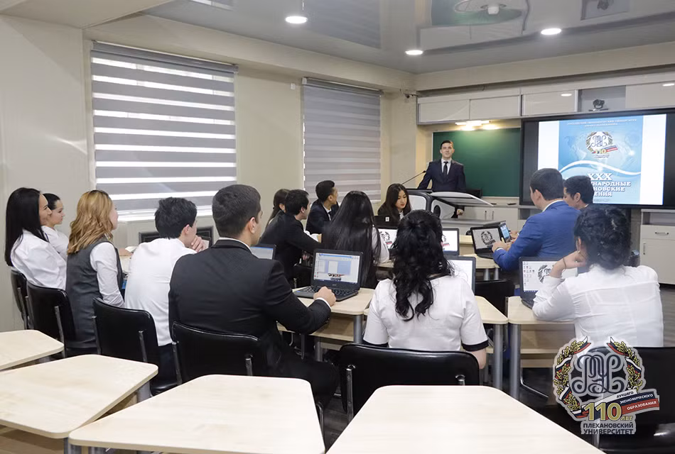 Trong lịch sử của mình, trường đã thay đổi tên nhiều lần: Viện thương mại Moscow (1907-1919); Viện kinh tế quốc dân Karl Marx Moscow (1919-1924)... Tên gọi hiện tại của trường được sử dụng từ năm 2010 đến nay. Ảnh: Rea.ru.