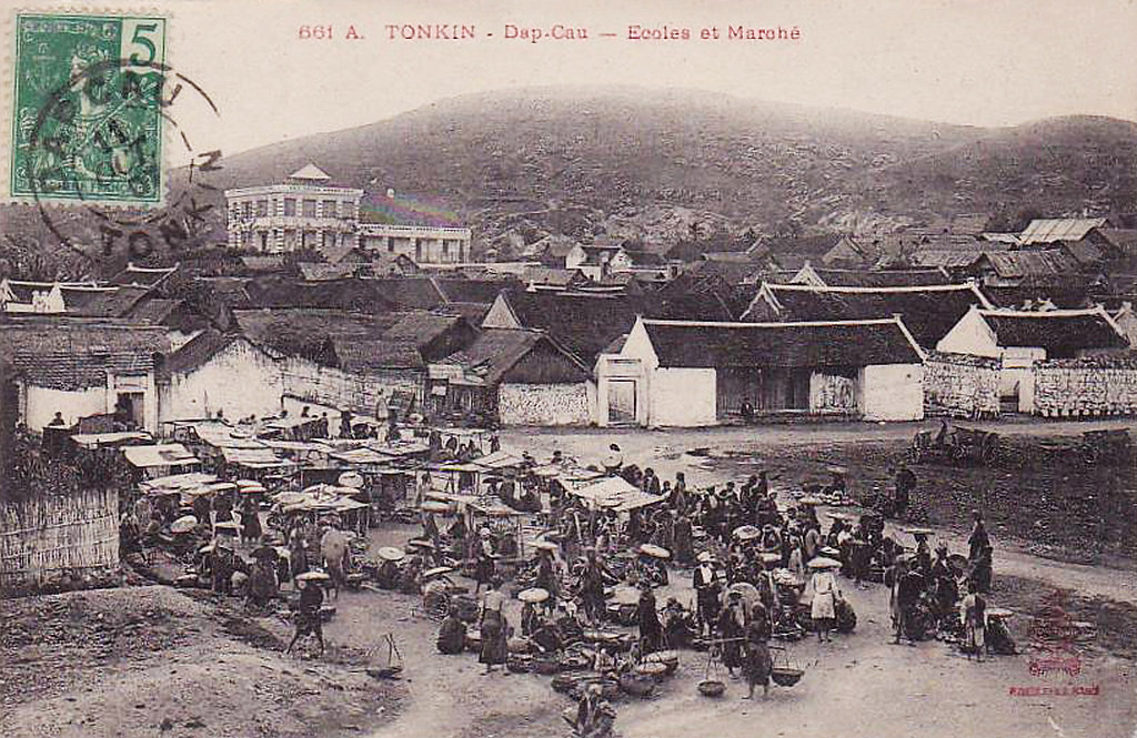 Cảnh họp chợ ở Đáp Cầu, Bắc Ninh năm 1907. Ảnh tư liệu.