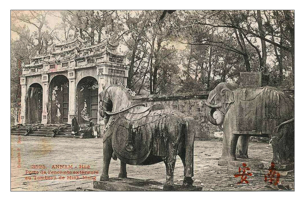 Cổng chính của lăng vua Minh Mạng - vị vua thứ hai triều Nguyễn - nhìn từ trong sân chầu.