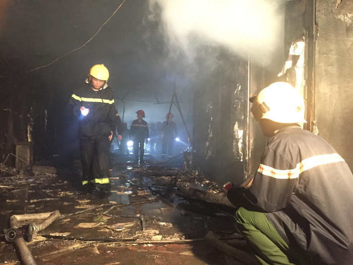 Hành lang tầng 4 karaoke Kingdom như một bãi chiến trường - Ảnh: VĂN ĐỊNH