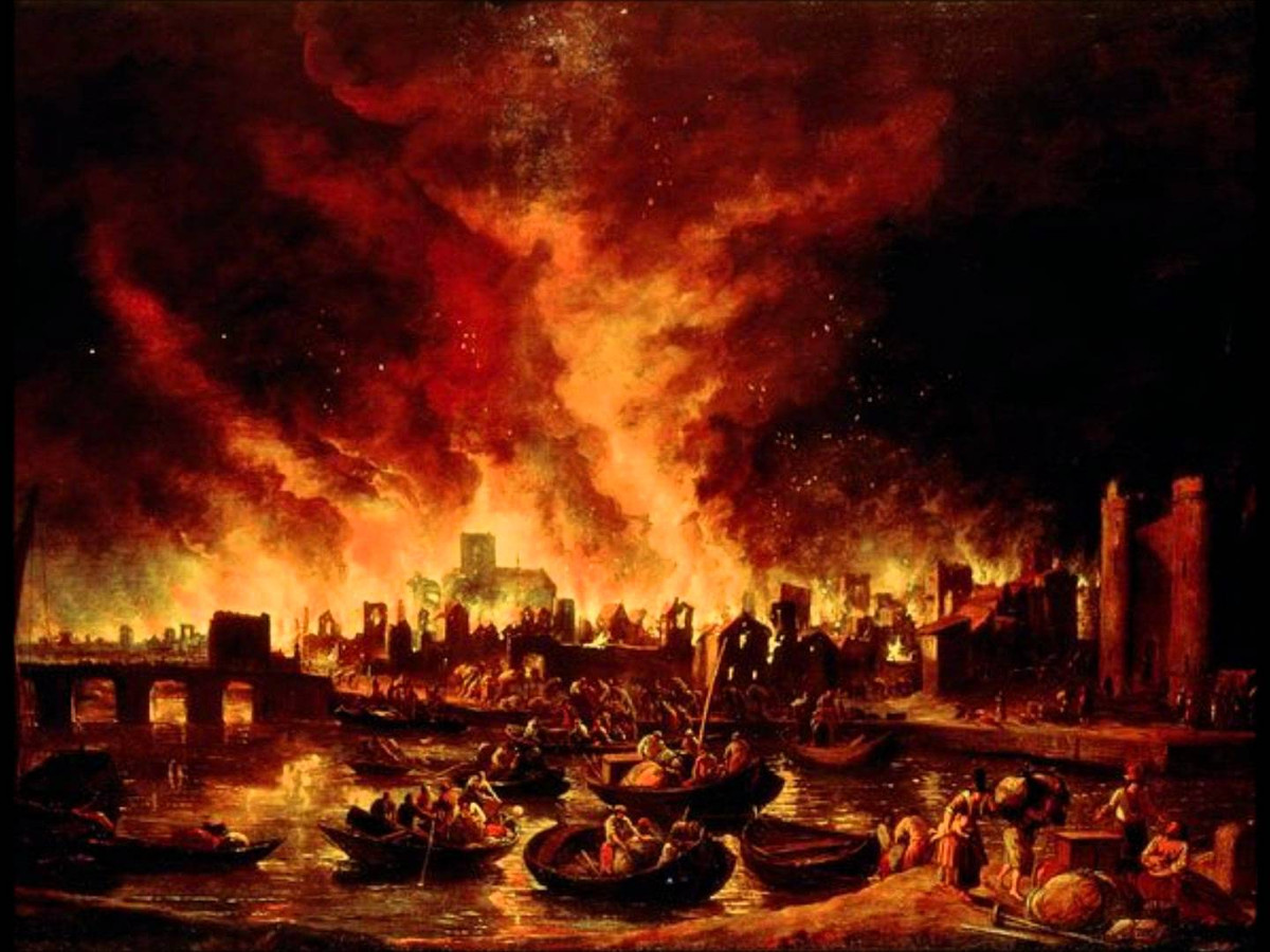 Đến lúc mặt trời mọc, cảnh tượng kinh hoàng diễn ra bên bờ sông Thames với quầng lửa kéo dài hàng dặm. Ảnh: YouTube.