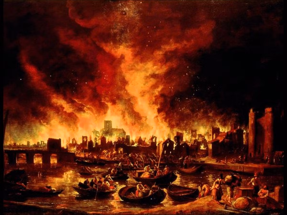 Đến lúc mặt trời mọc, cảnh tượng kinh hoàng diễn ra bên bờ sông Thames với quầng lửa kéo dài hàng dặm. Ảnh: YouTube.