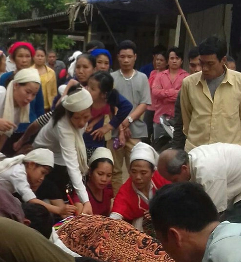 Gia đình làm lễ mai táng cho chị K. Gia đình làm lễ mai táng cho chị K.